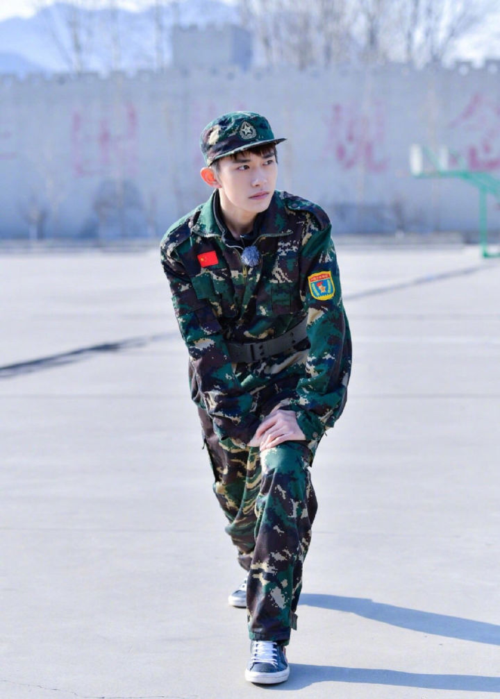 原创开学季跟爱豆一起穿迷彩服穿出时尚高气质