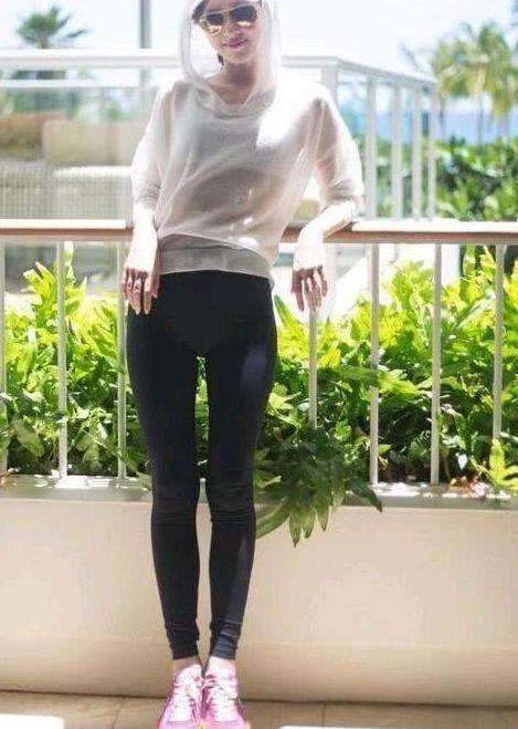 章泽天晒照扮清纯却暴露真实腿型生了娃就不一样了