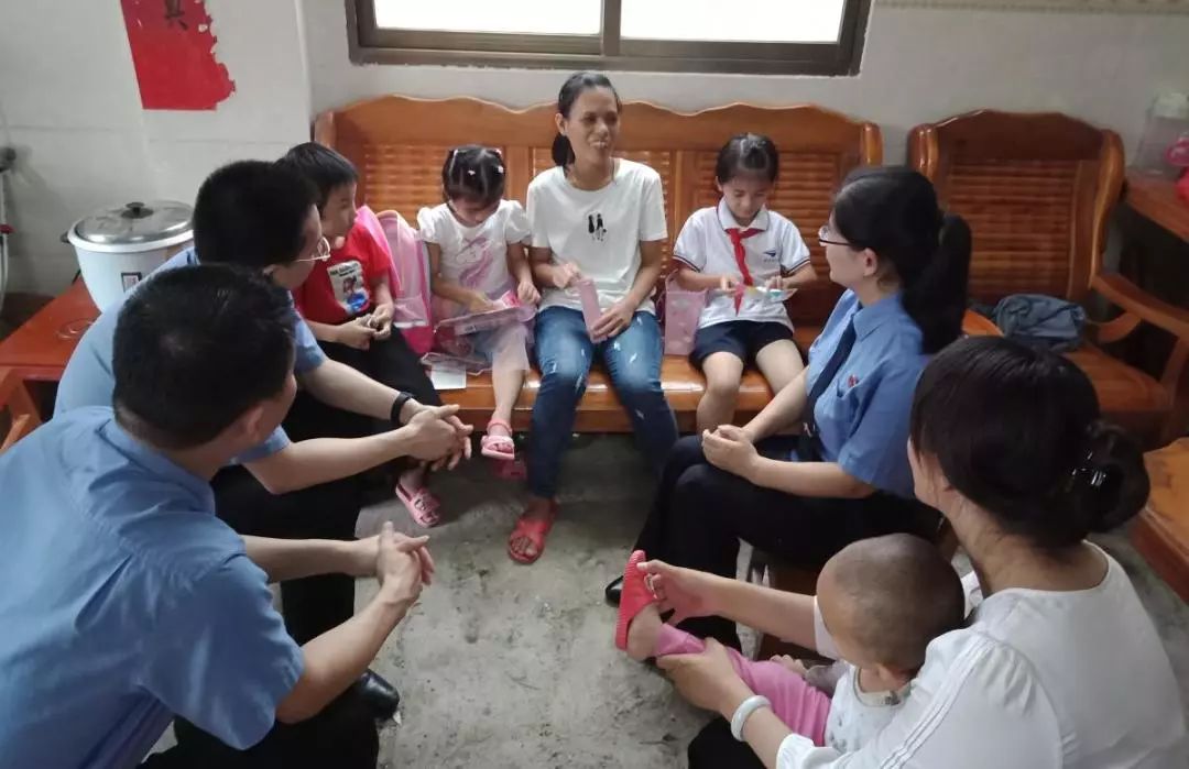 到交通事故致殘小女孩家中進行慰問守護孩子們平安健康成長,友愛和諧