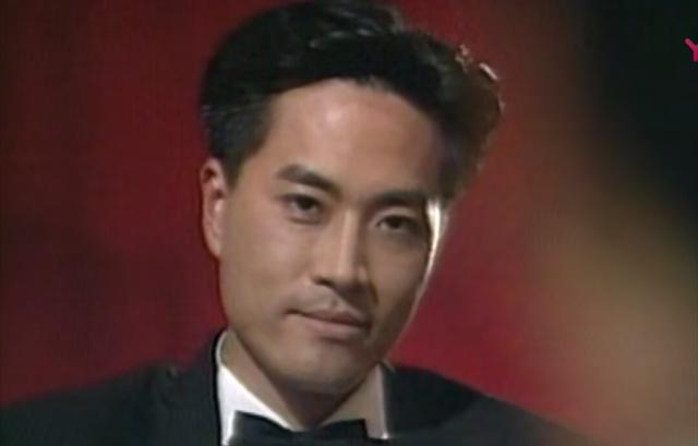 石志康替师出战击败回港的北美洲赌王张天鼎(杨群饰)后被封为新一代