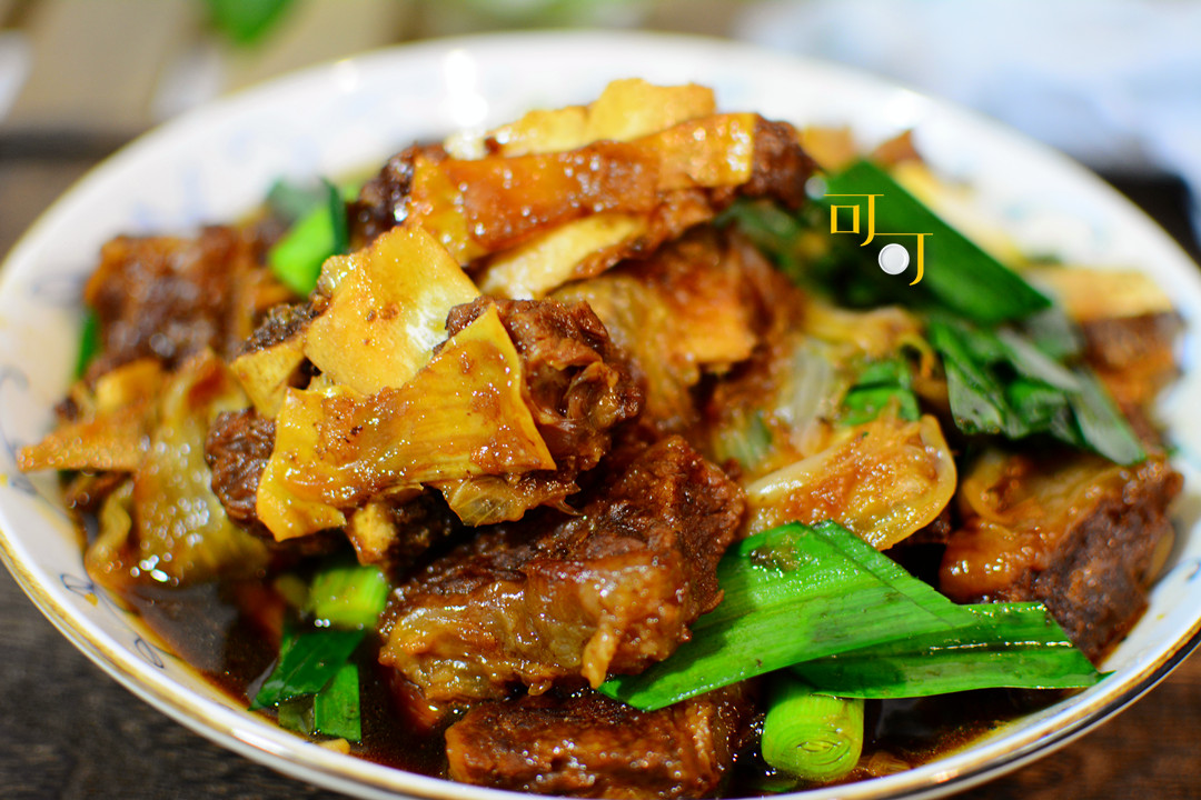 这盘红烧牛肋骨里因为加入了洋葱,青蒜和大葱,非常的香,营养也更均衡