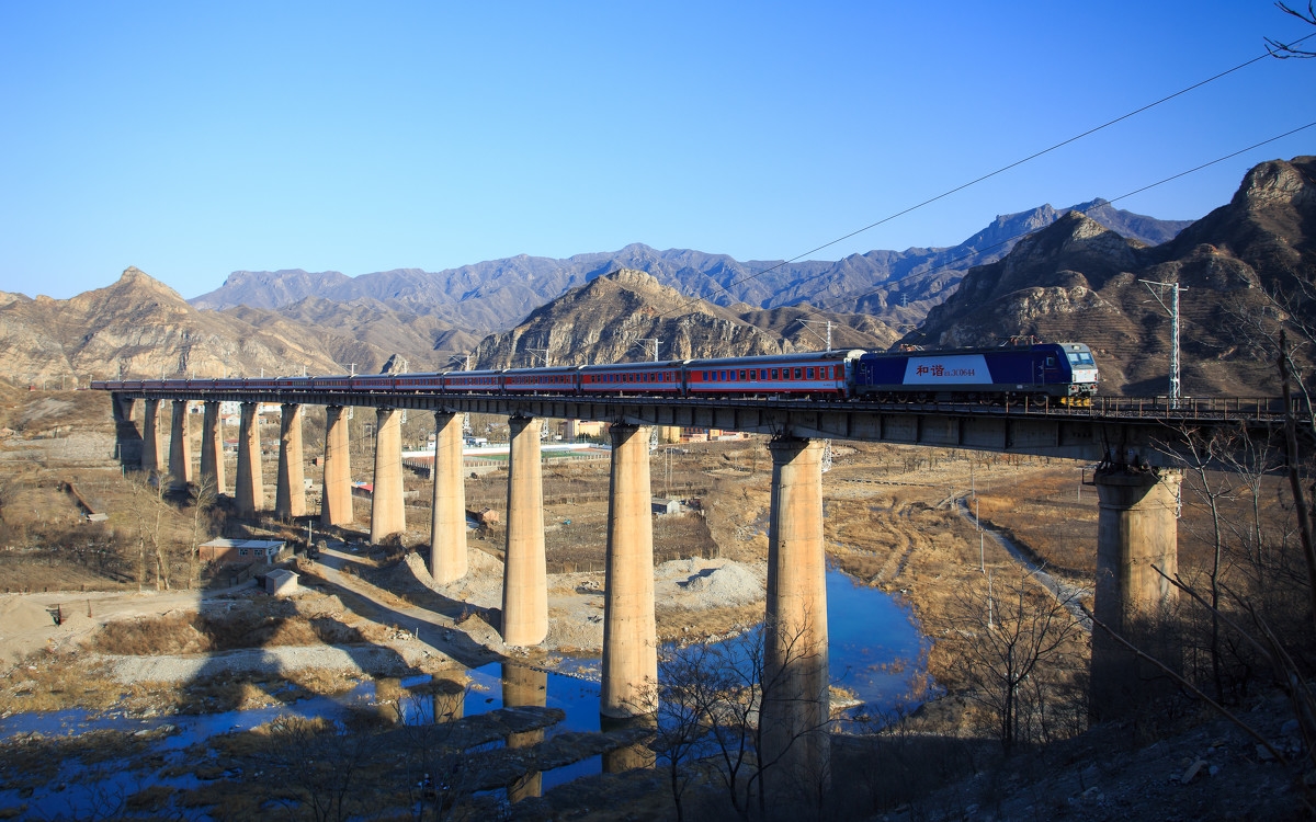 这条铁路线还具备旅游的功能,因为它途经雁荡山,武夷山和井冈山等著名