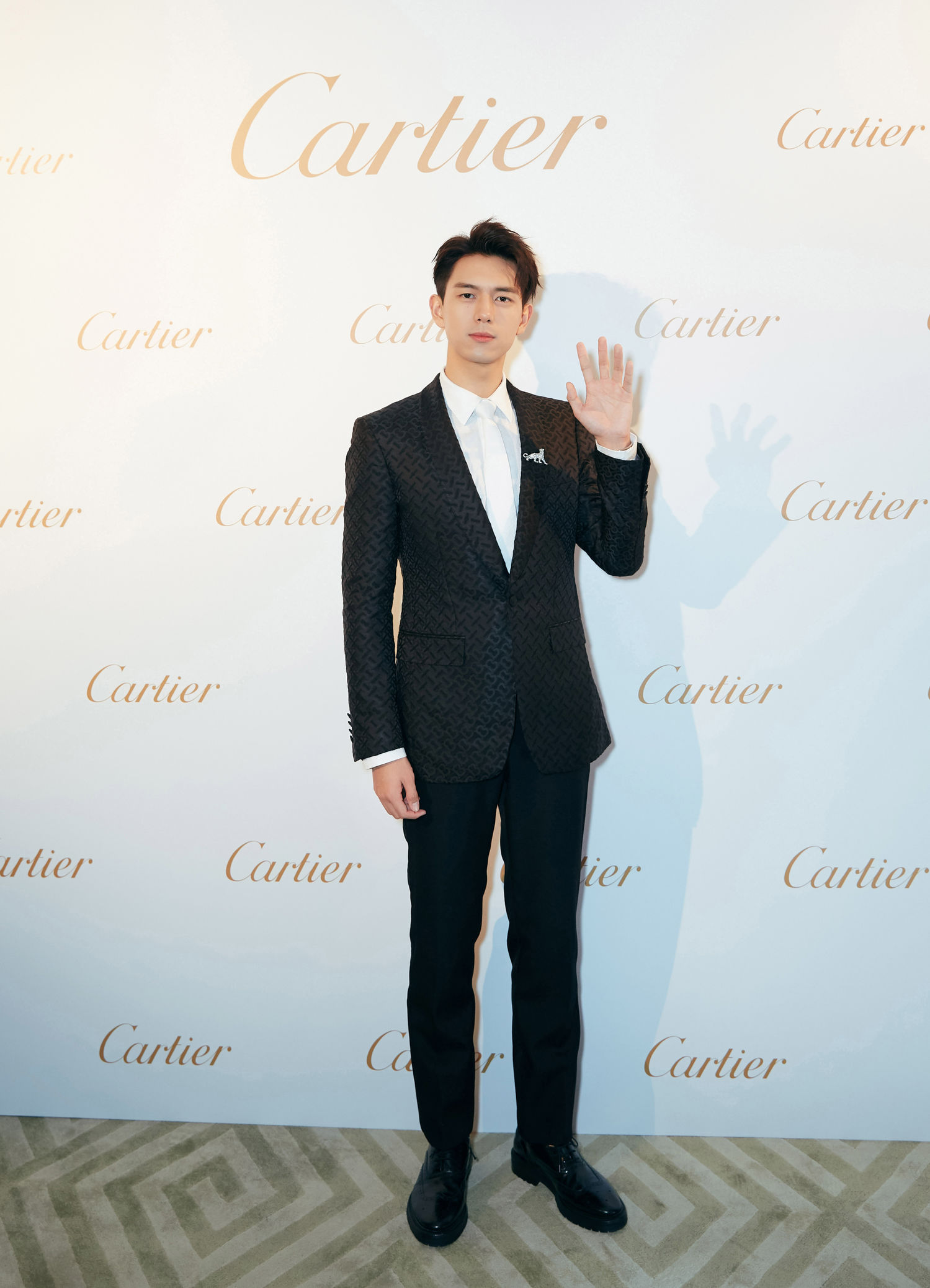 工作室释出李现品牌晚宴高清造型 现男友笑容太过温柔