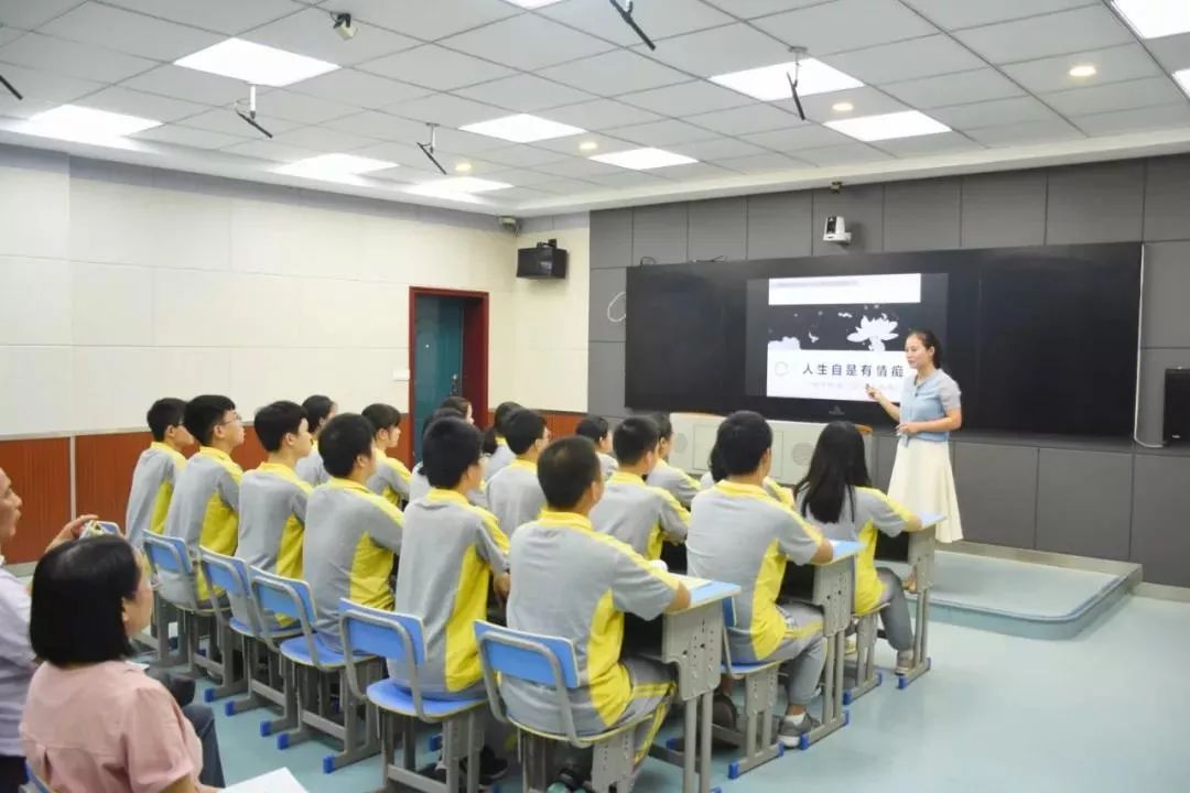 邱俊老师在万载中学授课在全国有近万名教师参加了各省初赛,经过