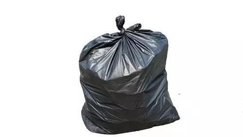 母子小区散步头顶突然砸落一袋垃圾母亲愤怒报警但随后的一幕让她瞠目