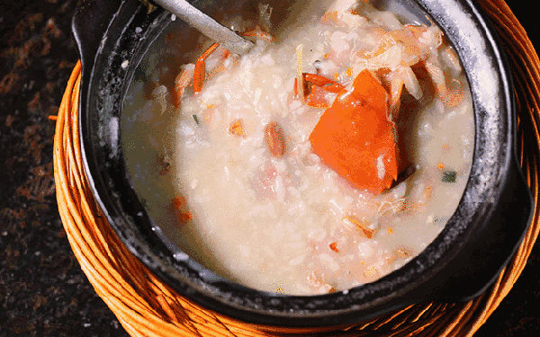 一整个半野生菜鲟,个大肉实现点现熬,严格把控好每道步骤做好的菜鲟粥