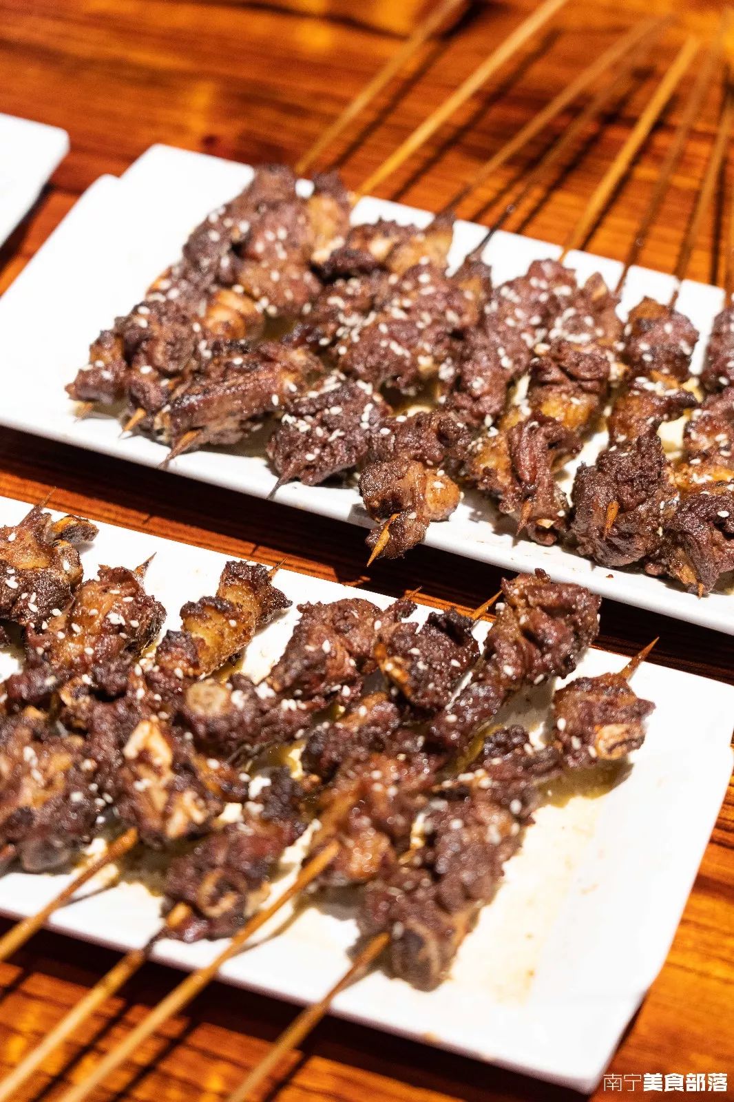 它家主打烤马排,炒马肉,以及各种上林特色美味.