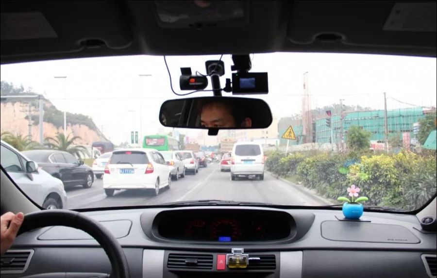 开车玩手机不系安全带?22套超高清电子眼抓拍