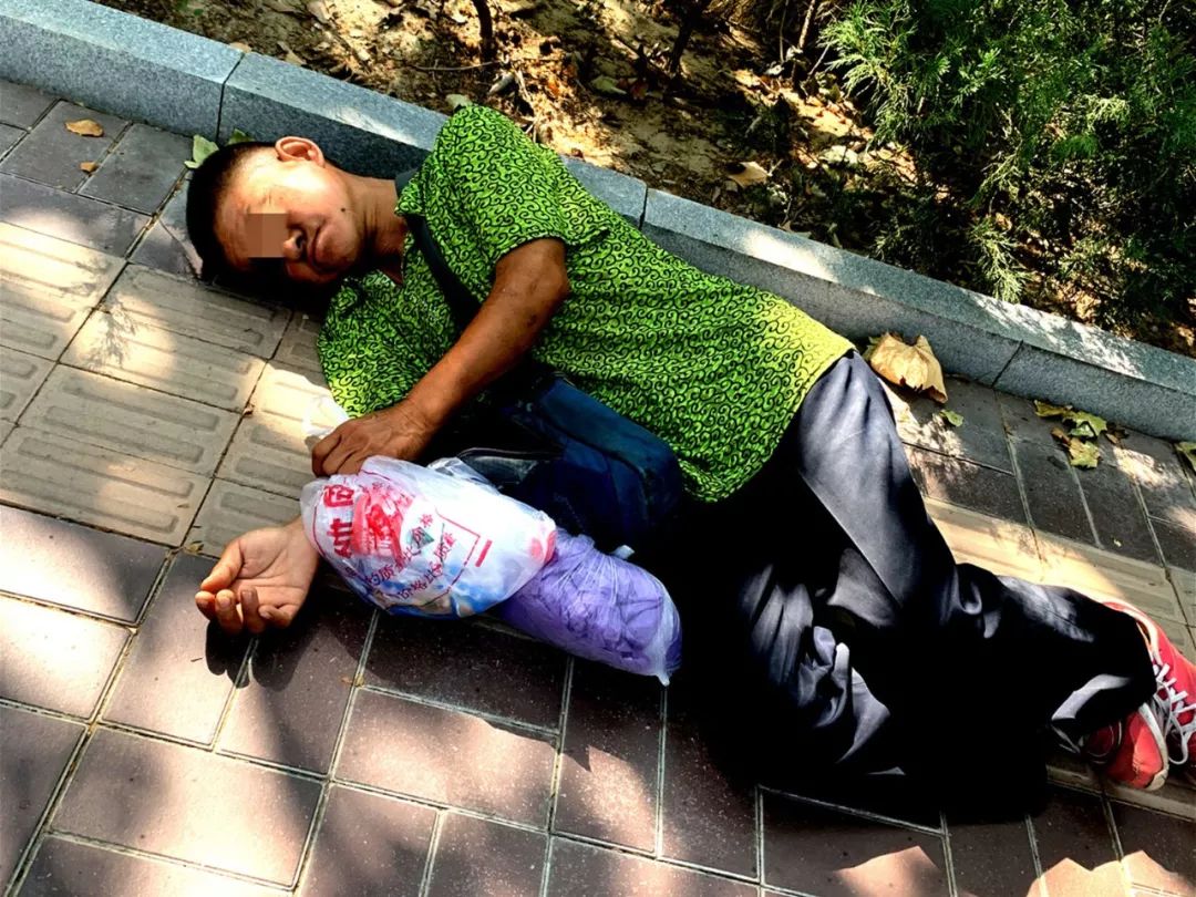 廊坊北凤道一位老人突然晕倒,路边躺在了好久!