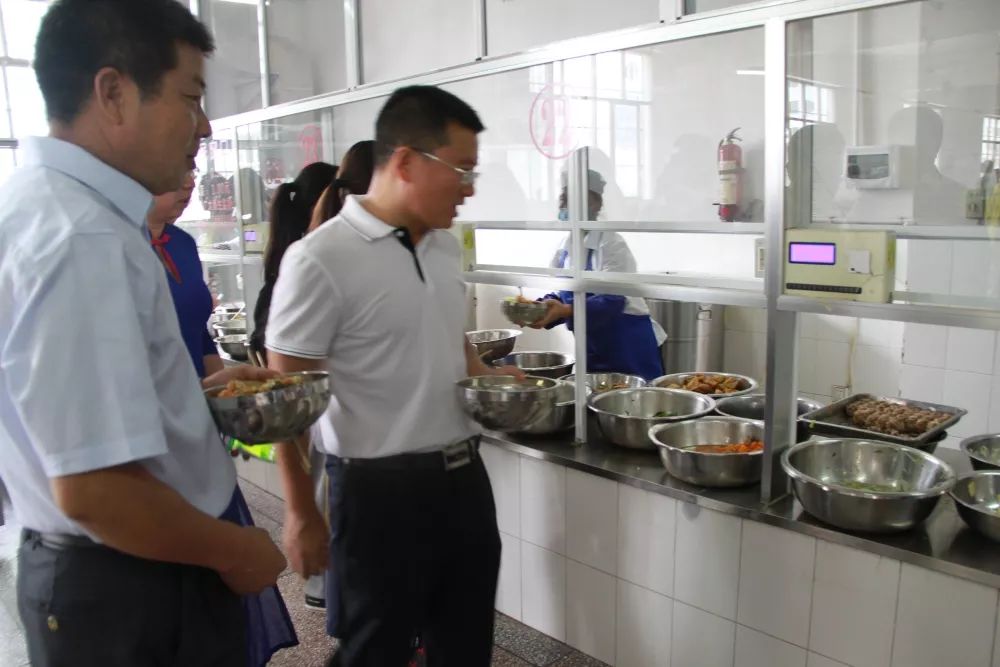 陪餐结束后,毛书记一行在李炳泉等学校领导陪同下巡视了诚信楼等教学