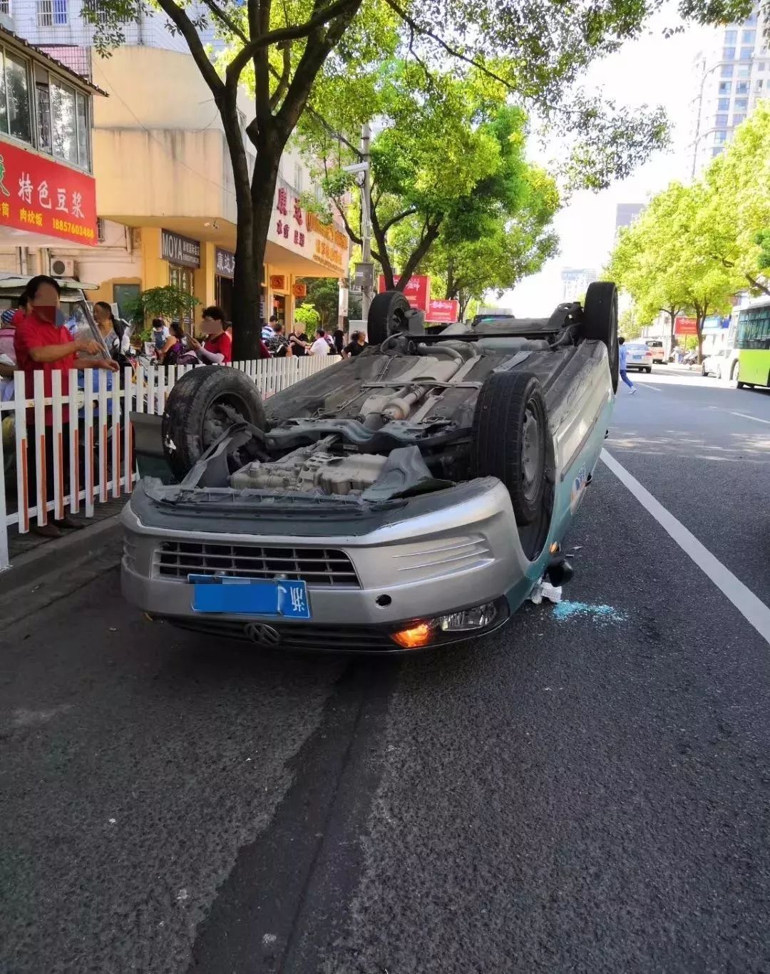 台州这辆出租车竟然翻了个四脚朝天挡风玻璃都碎了红白栏杆也倒了