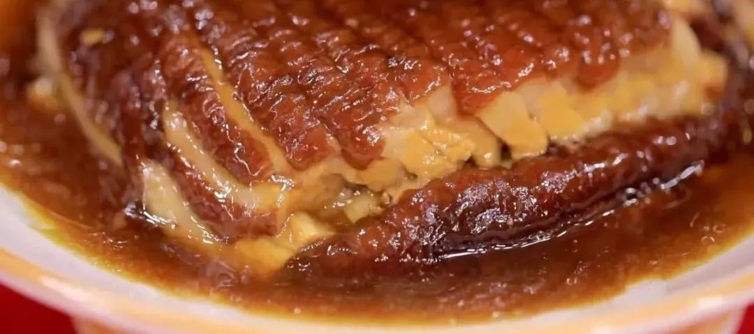 大线条的扒肉条让红白相间的五花肉有了最完美的颜值,吃起来色泽红亮