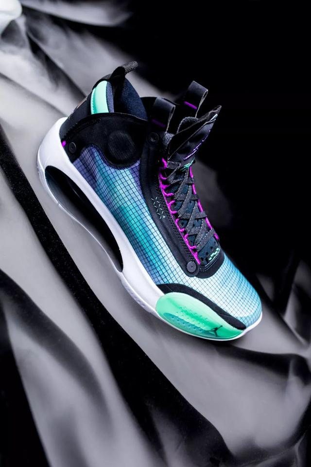 不同,这双 34 此前从未有过曝光,爆炸般的横空出世让整个球鞋圈为之