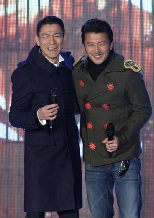 当时谢霆锋爸爸谢贤是香港演员,他带着baby谢霆锋到拍摄地,刘德华见到