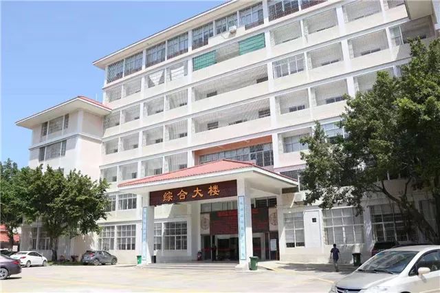 李雅林先後實地察看了市綿德幼兒園,綿德小學易址新建工程,市中醫醫院