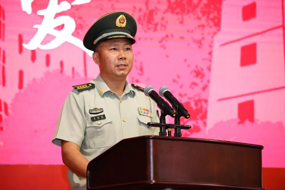 转载600人创意拼字方阵13米长巨幅国旗接力传递全场大