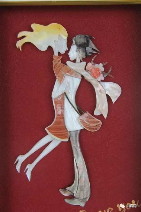 师生们精心制作的3000多幅精湛的贝雕画作品在贝雕生产实训展销中心一