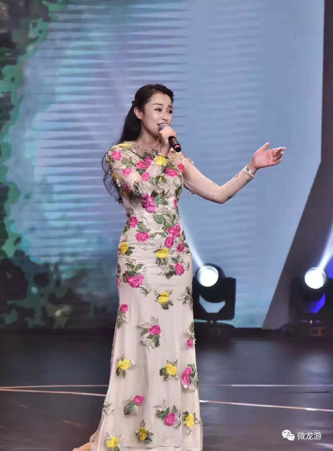 凭借一首《我是龙游人》她在全国性原创歌曲大赛中斩获亚军