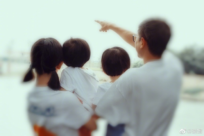 原创谢娜双胞胎女儿正脸曝光肉脸圆嘟嘟像张杰在保姆怀里超级听话