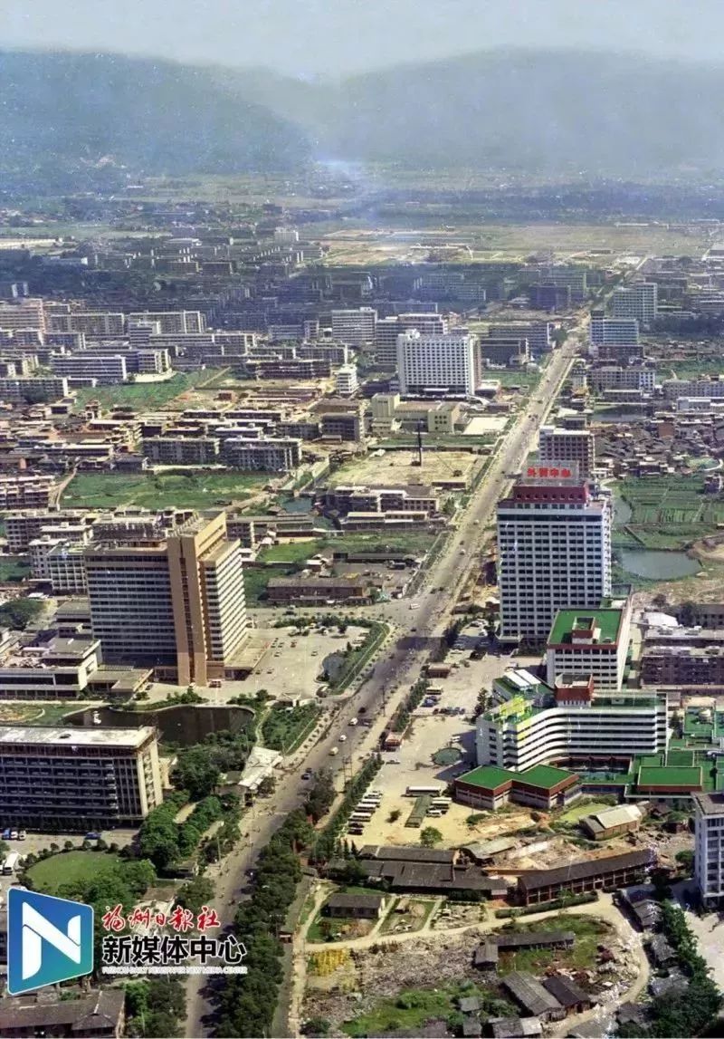 年代中期的五四路 游源飞/摄其中的温泉大饭店于1986年正式开业是福州