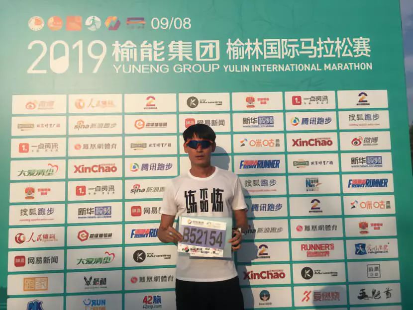 今年30岁的刘长明来自山东,身高194的他,素有国内跑者"海拔担当"之称