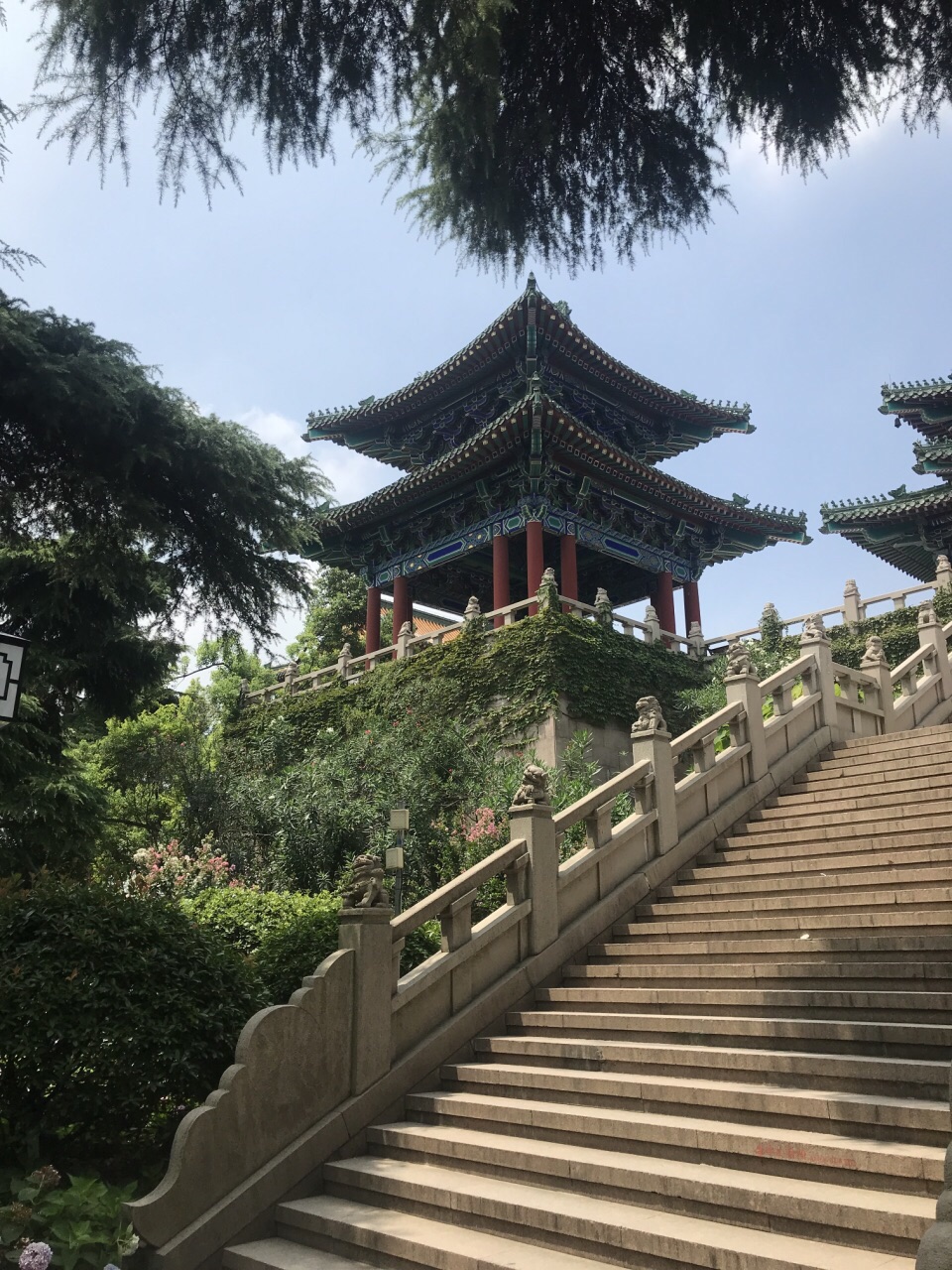 朱元璋建都在南京时,准备在江边的狮子山上建一座楼,名为阅江楼_长江