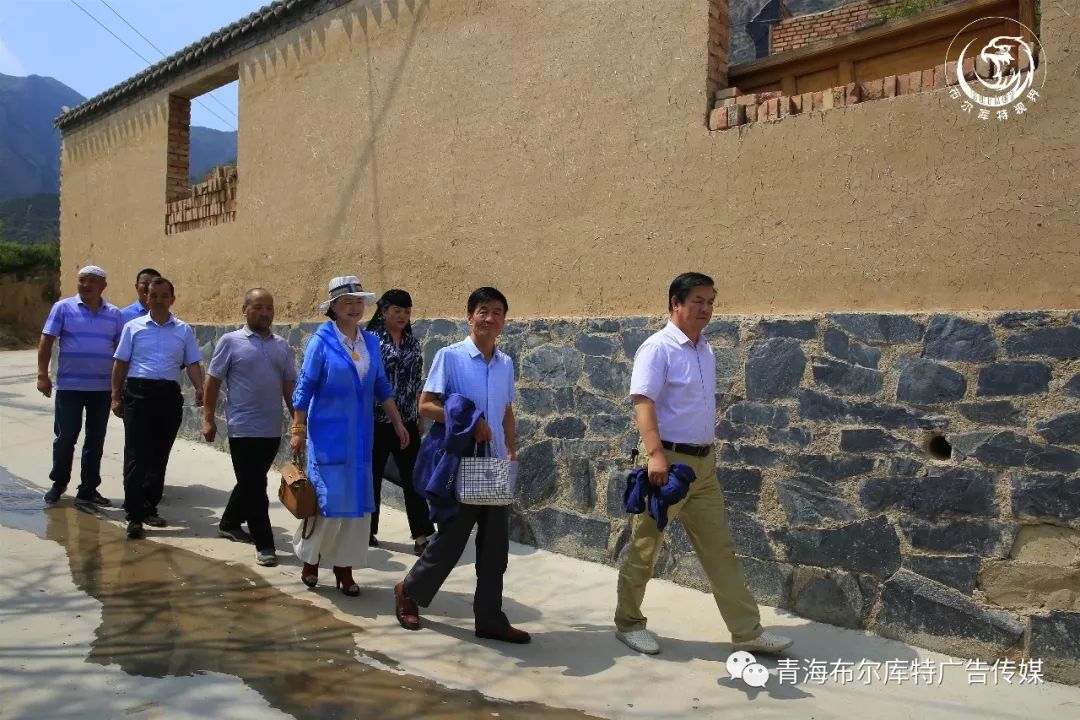 走访活动的有青海省撒拉族著名舞蹈家马桂香,循化县知名作曲家詹晋文