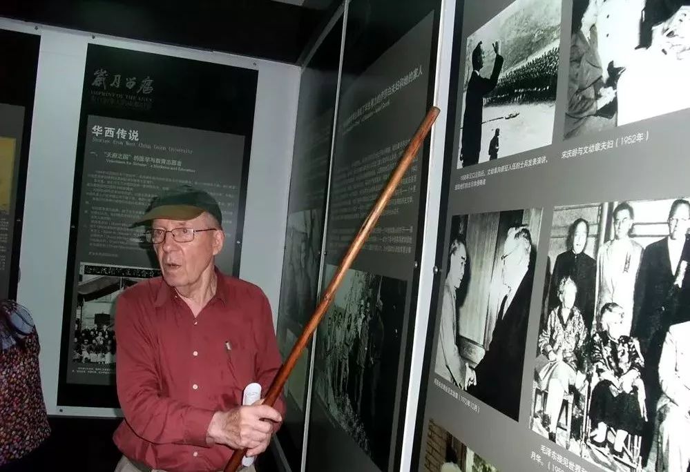 文忠志先生在成都市大邑县新场镇亲自为其子孙讲述有