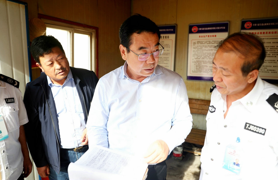 陈晰督查安全生产和城乡环境整治等工作