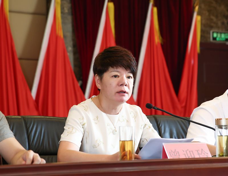 副县长曾迎玲代表苍南县人民政府向一直以来奋斗在教育事业战线上