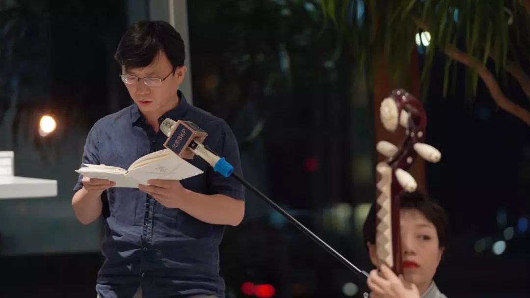 "▲赵刚朗诵《致榛树》诗人冷霜表示,上海译文出版社的四卷本《米沃什