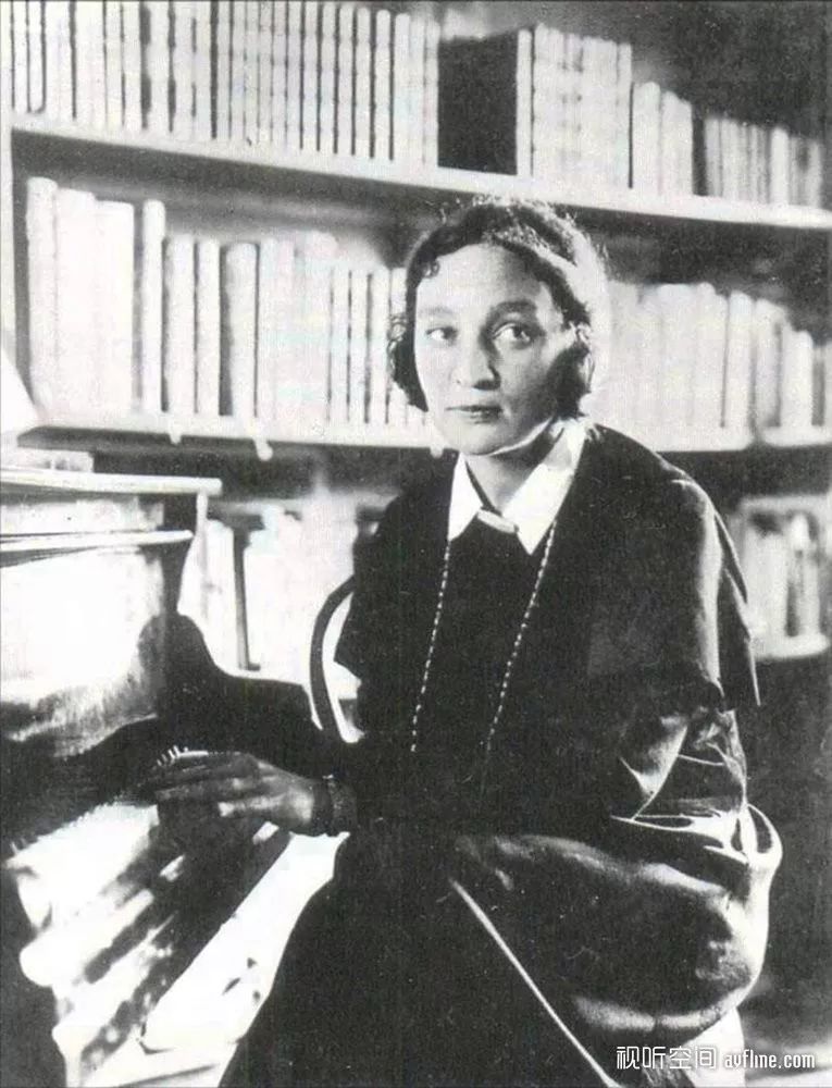 女钢琴家尤金娜图片