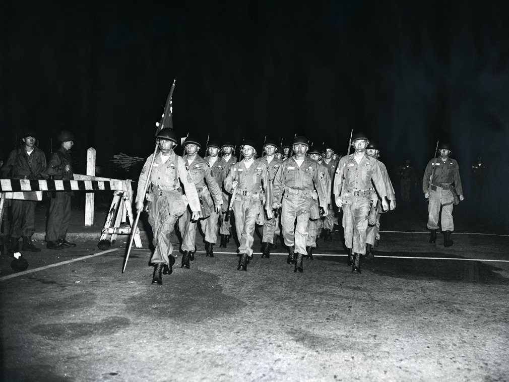 震惊世界的美国小石城事件美国陆军101空降师占领了小石城维持秩序