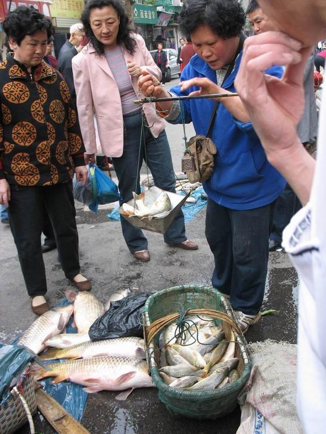 买鱼为什么鱼贩子都给我们黑色包装袋知道结果后再也不吃鱼了