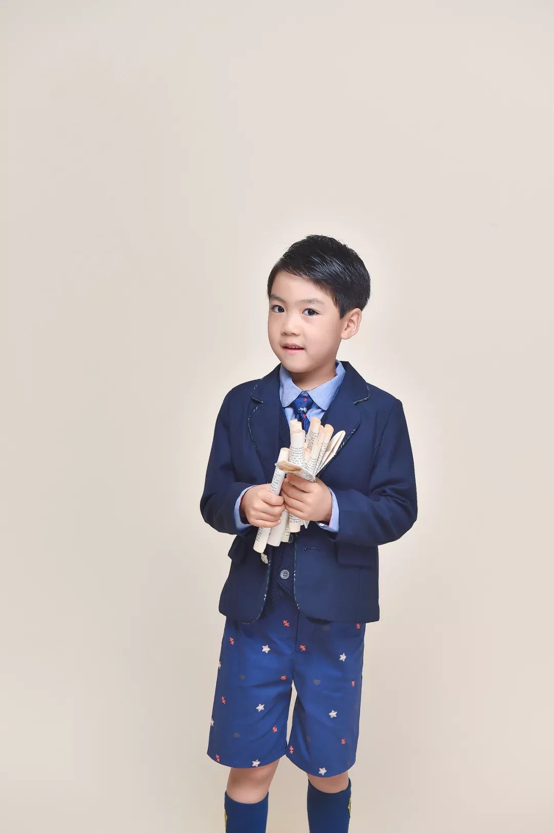 美代演员姜奕廷开学喽曝光小小少年主题写真图