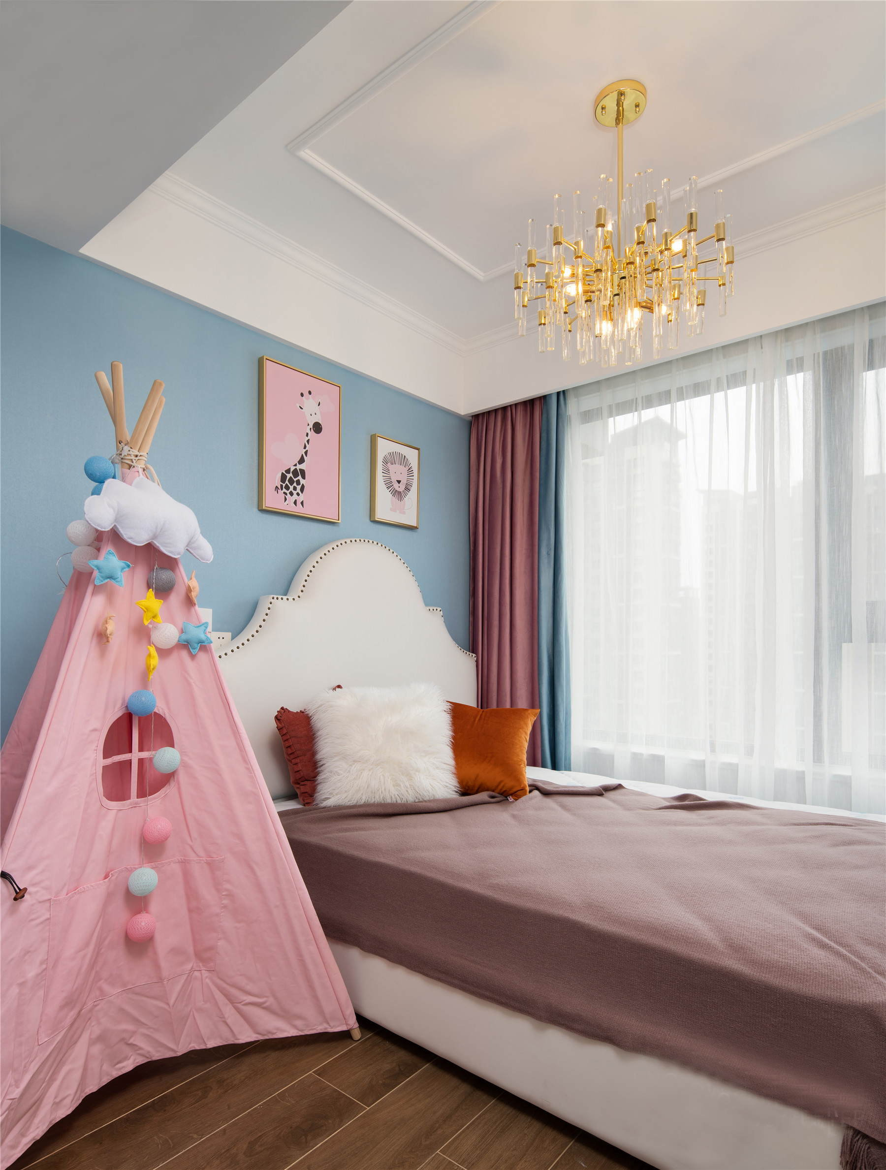 儿童房,使用了亮色来进行装饰,浅蓝色的墙面与白色家具以及粉色系床品
