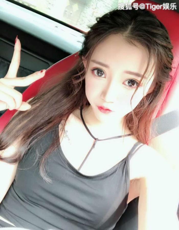 韩舞系学生,自己也非常的有才,舞也跳的非常好,一段电眼舞和摩托摇