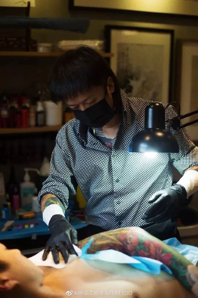 来自中国的先锋艺术杨卓刺青扬名海外