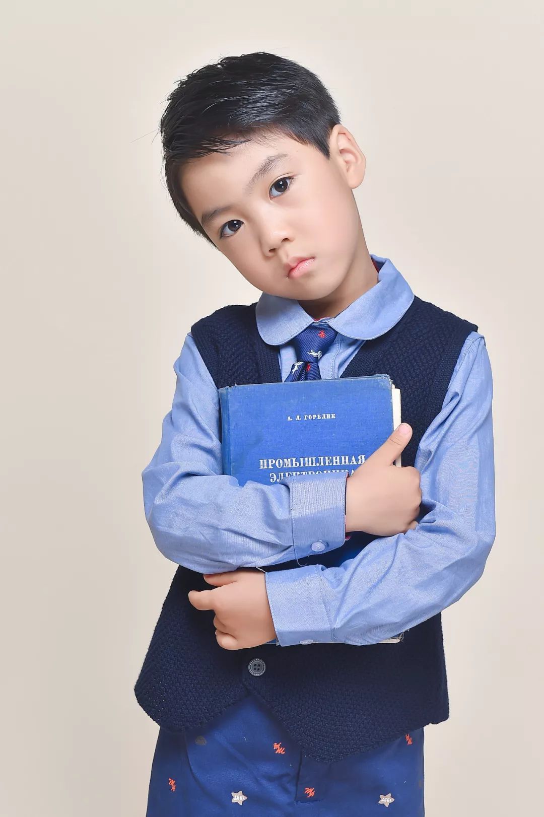 美代演员姜奕廷开学喽曝光小小少年主题写真图