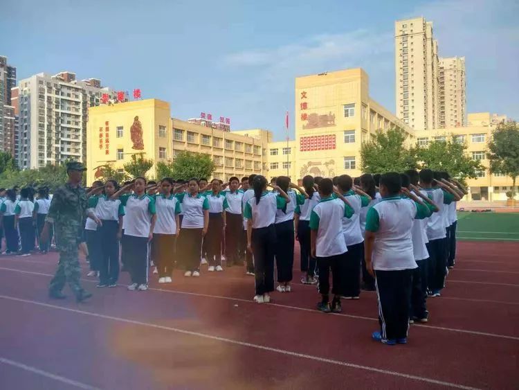 聊城二中附属东苑中学隆重举行开学典礼暨军训汇演