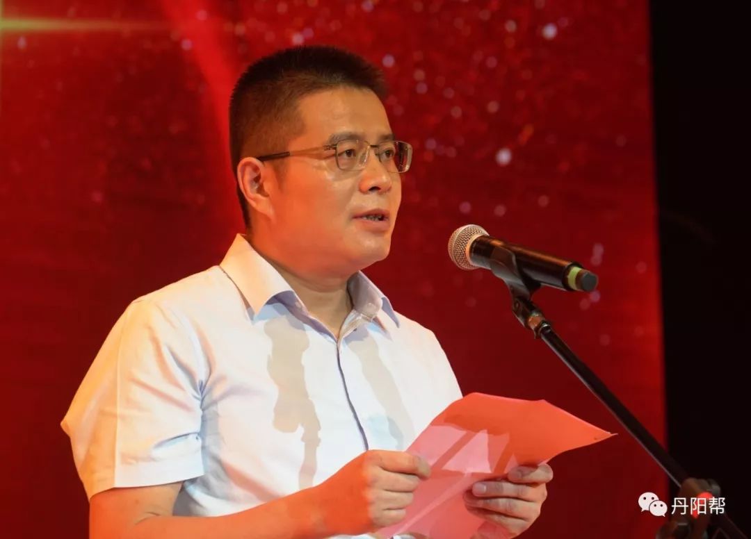 昨天下午,我市召开庆祝第35个教师节表彰大会,市领导赵志强,李忠法