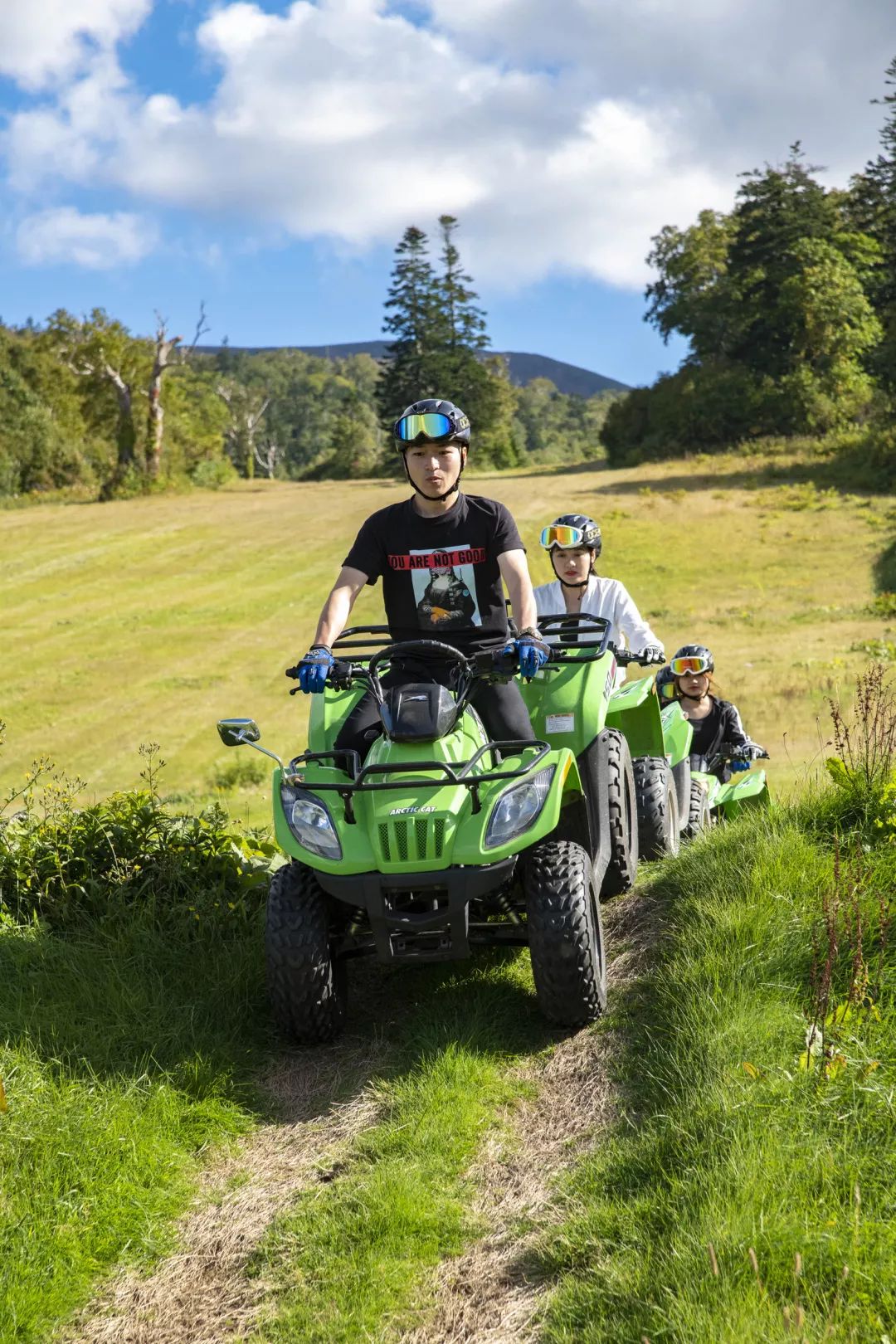 四驱越野车可在草地和崎岖山地上行驶,乘坐体验激动人心,带你欣赏令人