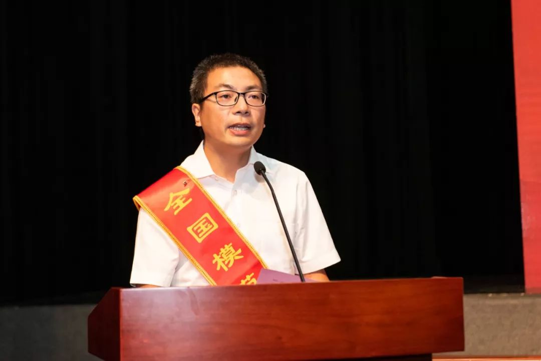 全国模范教师蒋跃君我不是栋梁但我的事业是栋梁