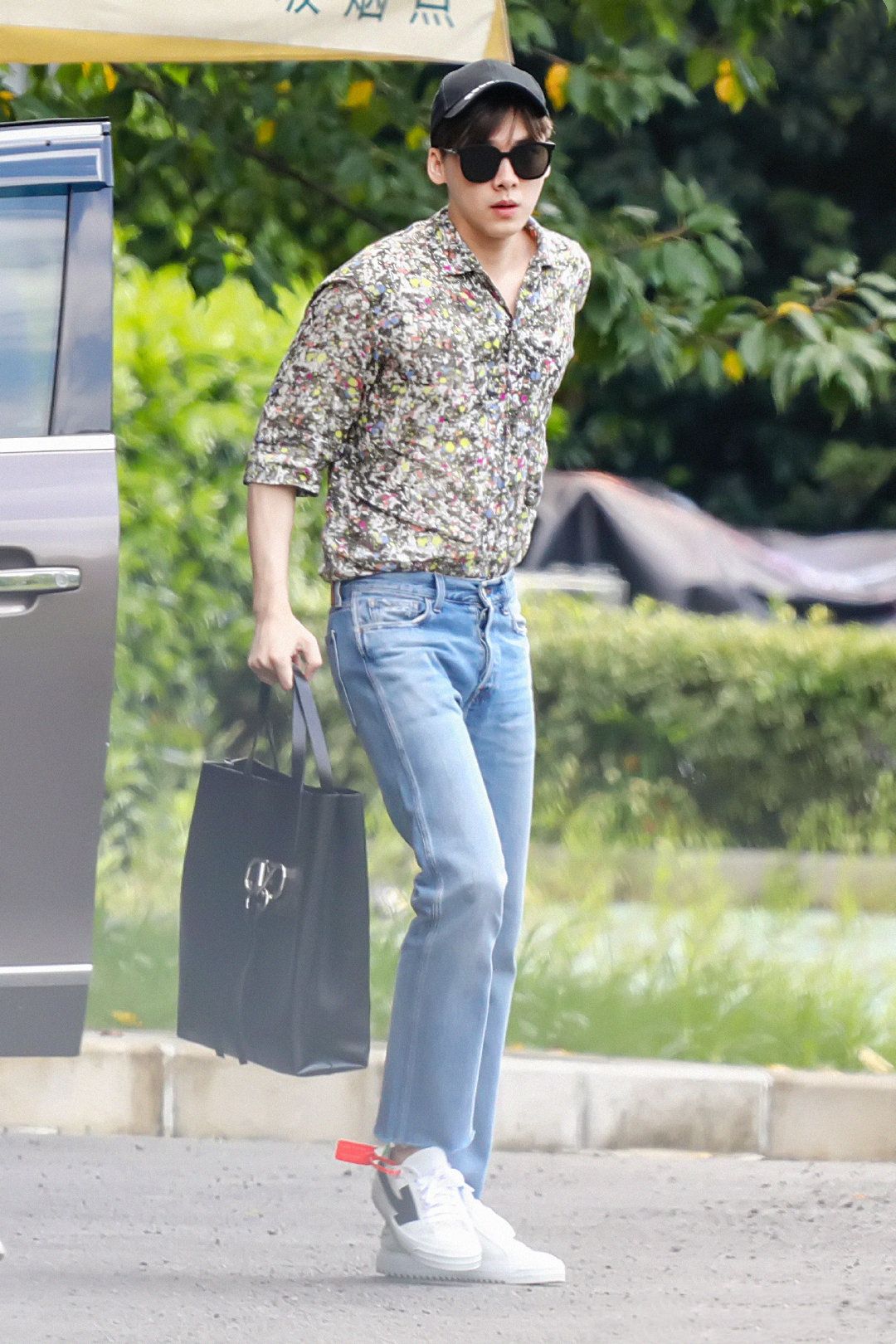 原创李易峰又穿花衬衫,32岁的他身材正好,只是这杂色碎花太高调!