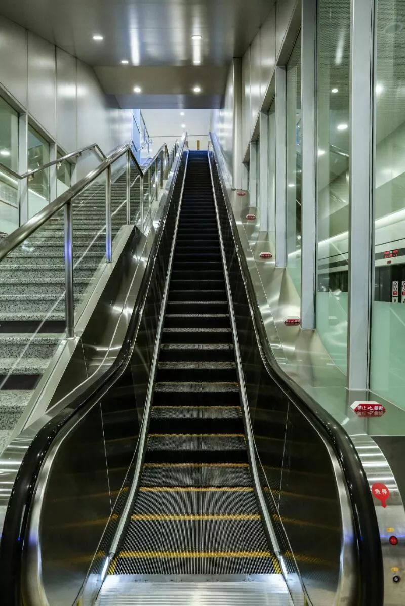 快客北京大兴机场高铁站全部电扶梯顺利通过验收_电梯