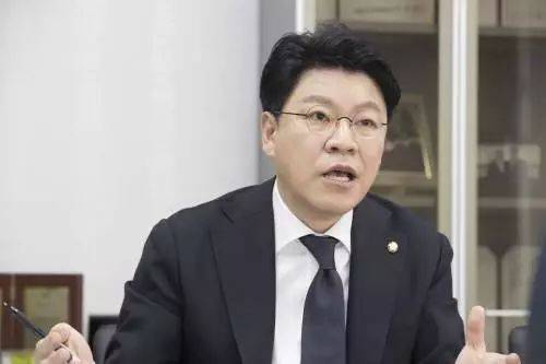 张龙俊退赛后与swings在的indigo music签了专属合约,同年发表了首张