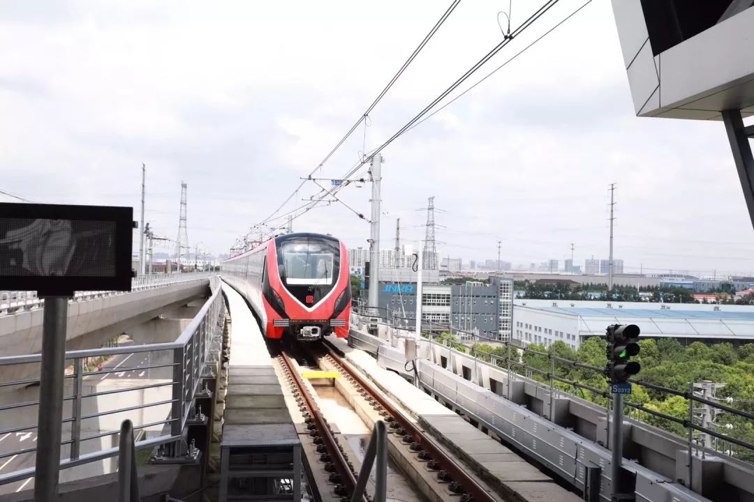 刚一亮相这几天举行"出道预演"常州地铁1号线"红小梦""犹抱琵琶半遮面