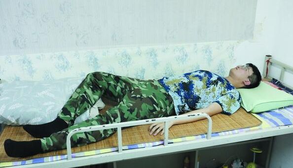 视频|十堰高校迎2米"巨人"新生,学校为他定制加长床!