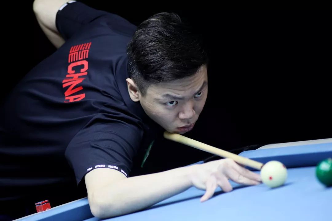 首轮比赛,梅林,张荣麟,张玉龙,费恩等夺冠热门先后出局.