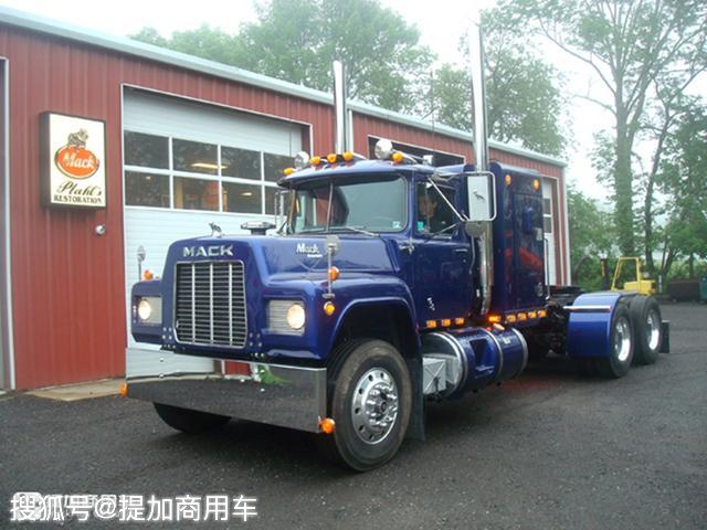 映入眼帘的这款红色的长头卡车名为mark r,即马克r系卡车,由于这款车